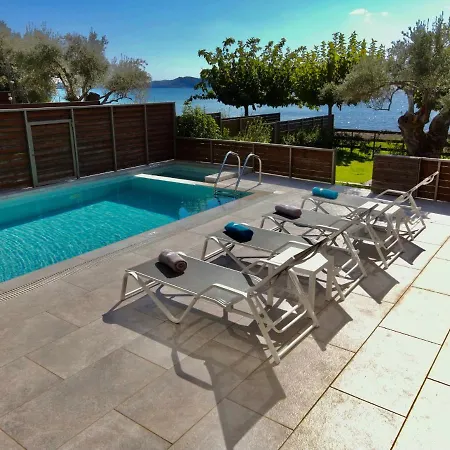 Acqua Di Mare Front Villas ニドリ